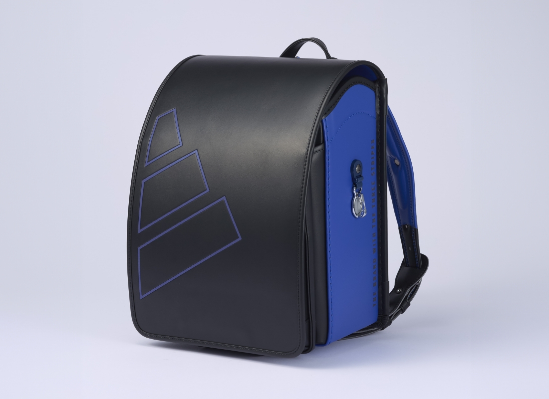 かぶせ(ふた)のカラーに反射する
アディダスロゴが象徴のデザイン。